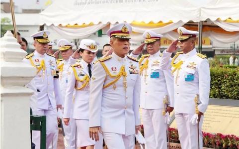 宣佈主權！蘇提達王后獨得聖寵，穿多套情侶裝秀恩愛     盡顯宮斗贏家氣場