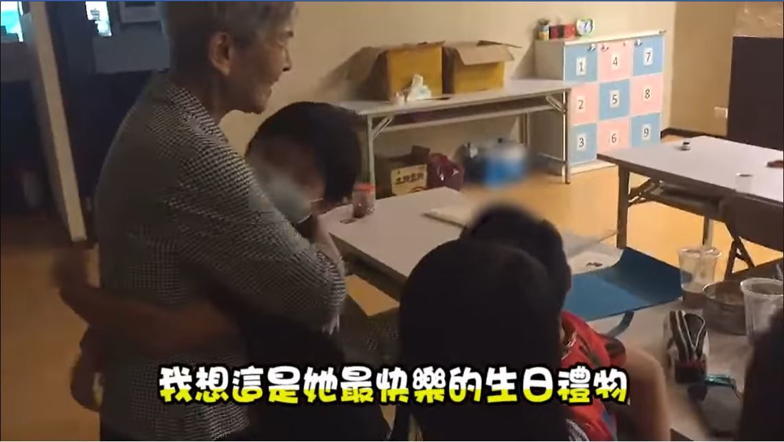 每月僅剩2千！76歲獨居嬤「靠當課陪賺錢」重拾尊嚴　學生替她慶生「丈夫兒子離開後第一次」：久違的陪伴