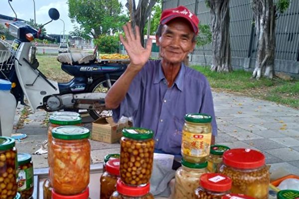 認命甘苦人！7旬阿公「頂烈日賣手做醬菜」笑喊俗擱大碗　「一大家子靠他養」：不做就沒得吃