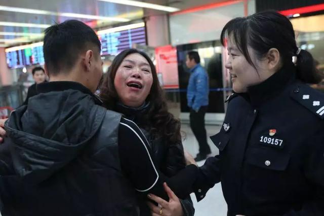 夫妻弄丟2歲兒「26年後母子重逢」已長大成家　千里尋親「團圓相擁而泣」無所求：心滿意足不再打擾