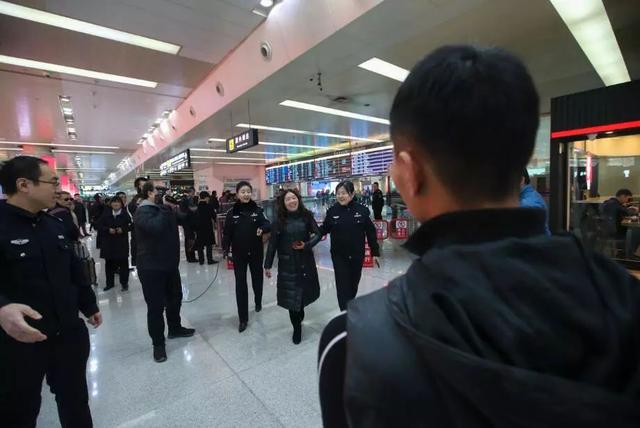 夫妻弄丟2歲兒「26年後母子重逢」已長大成家　千里尋親「團圓相擁而泣」無所求：心滿意足不再打擾