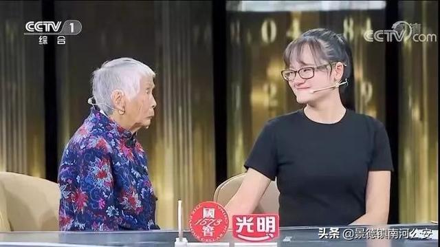 你養我小我伴你老！老夫婦「收養火車站棄女」拚老命養大　成為名校博士「呵護失智養母」報救命之恩