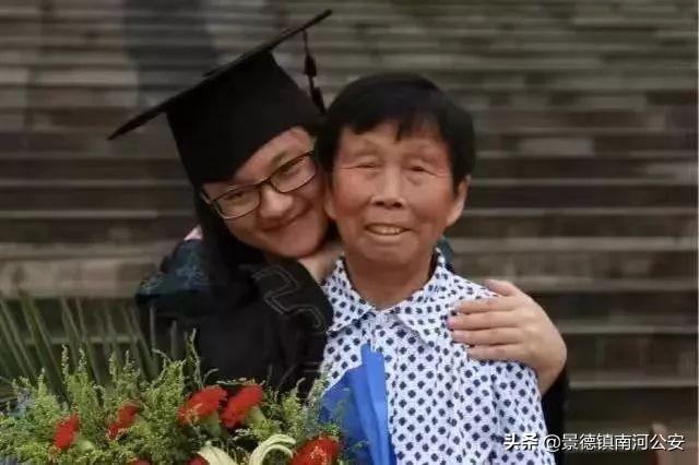 你養我小我伴你老！老夫婦「收養火車站棄女」拚老命養大　成為名校博士「呵護失智養母」報救命之恩