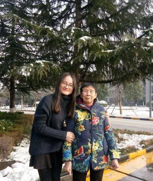 你養我小我伴你老！老夫婦「收養火車站棄女」拚老命養大　成為名校博士「呵護失智養母」報救命之恩