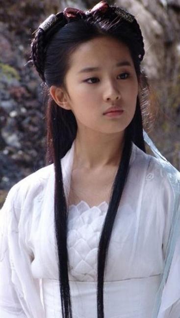 14年前「給劉亦菲撐傘」！因演不好戲被導演打　  後逆襲成收視女王「擁身家45億」瀟灑離婚