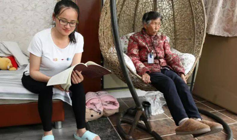 你養我小我伴你老！老夫婦「收養火車站棄女」拚老命養大　成為名校博士「呵護失智養母」報救命之恩