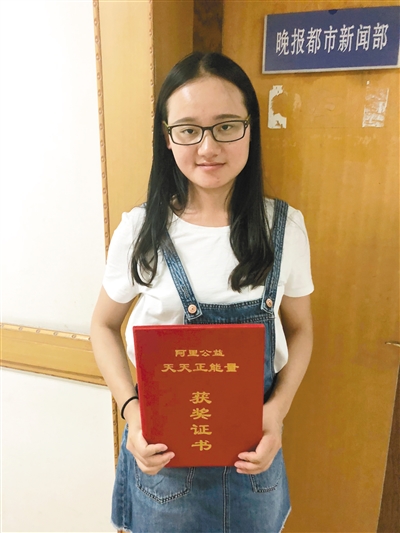 你養我小我伴你老！老夫婦「收養火車站棄女」拚老命養大　成為名校博士「呵護失智養母」報救命之恩