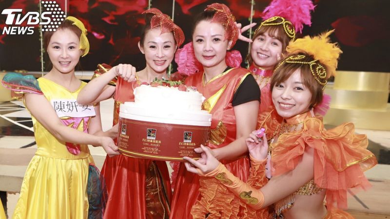 被告神隱2個月！王瞳「燦笑曬小蠻腰」攝影棚為姐妹慶生　兵家綺曝「王瞳近況」：早已走出來