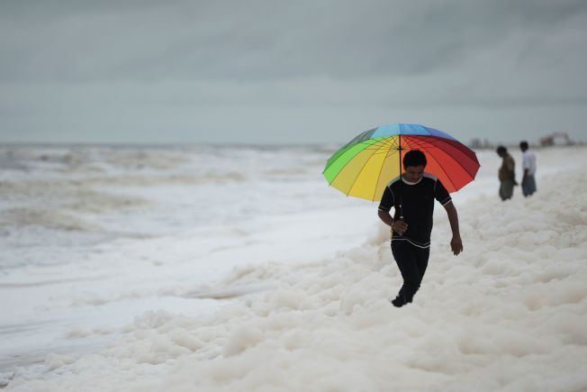 印度海灘驚見「雲朵般大量白色泡沫」民眾興奮自拍！專家一看警告「隨便碰會出事」：地球出現新危機