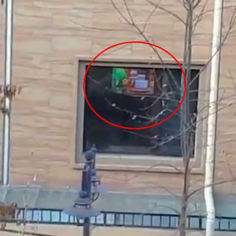 3歲女兒「每天準時趴窗檯1小時」，盯著遠方紋絲不動，親爸好奇走近一探究竟，結果發現「大秘密」