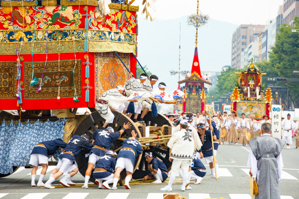 日本旅遊「10大新制」正式上路！藥妝店退稅門檻降低　旅客「帶大型行李搭車」有眉角：一不注意會虧錢