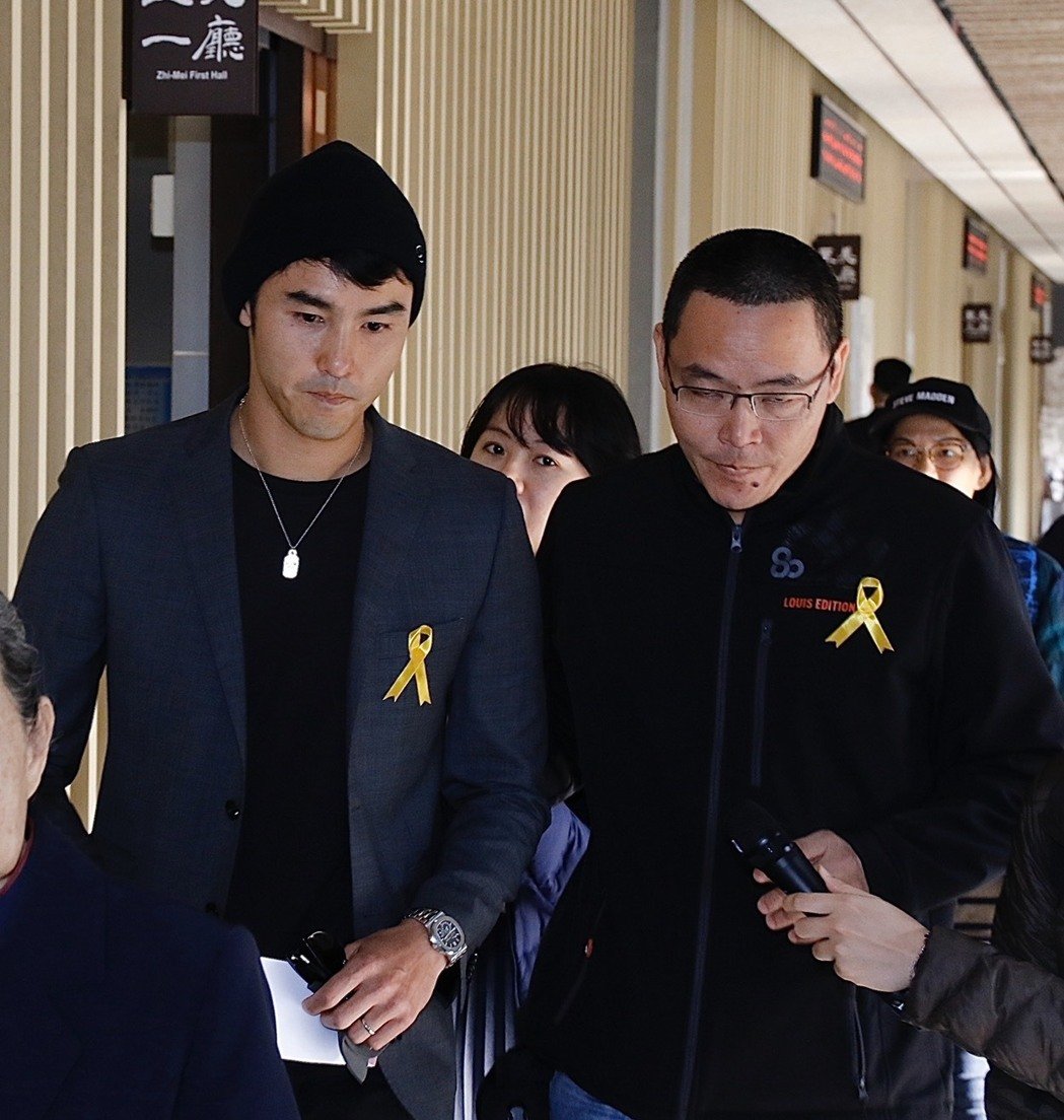 一度流落街頭！《艋舺》侯傑告別式「失聯兒子現身送別」　放下過往恩怨「想讓爸爸圓滿好走」