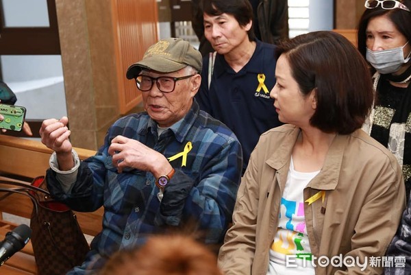 一度流落街頭！《艋舺》侯傑告別式「失聯兒子現身送別」　放下過往恩怨「想讓爸爸圓滿好走」