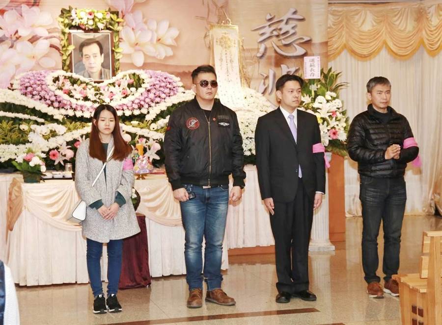 一度流落街頭！《艋舺》侯傑告別式「失聯兒子現身送別」　放下過往恩怨「想讓爸爸圓滿好走」