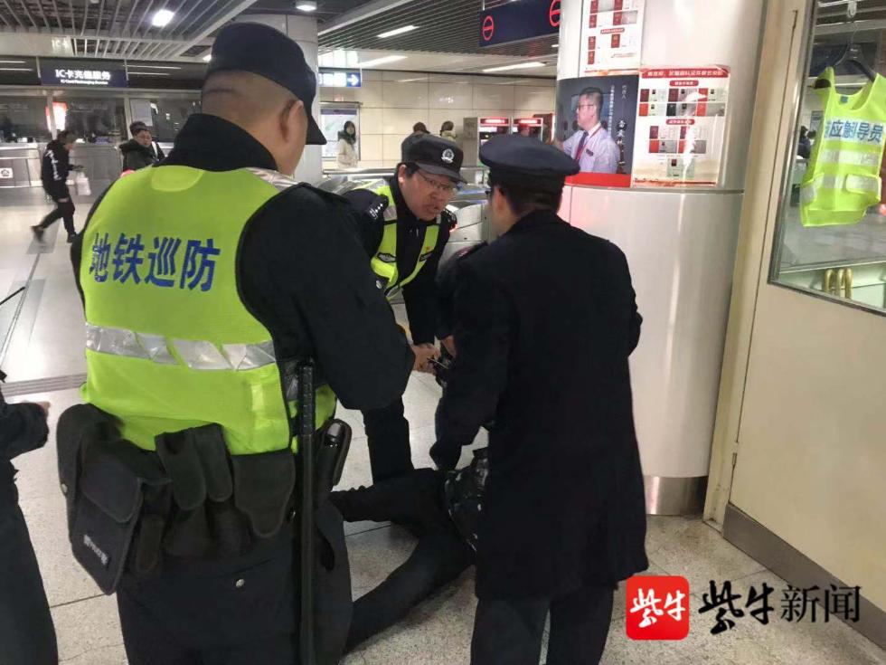 愛你所以瞞你！丈夫辭高薪工作「累到昏迷車站」騙妻在吃飯　自行起身離去「不願透露真相」只怕她擔心失望