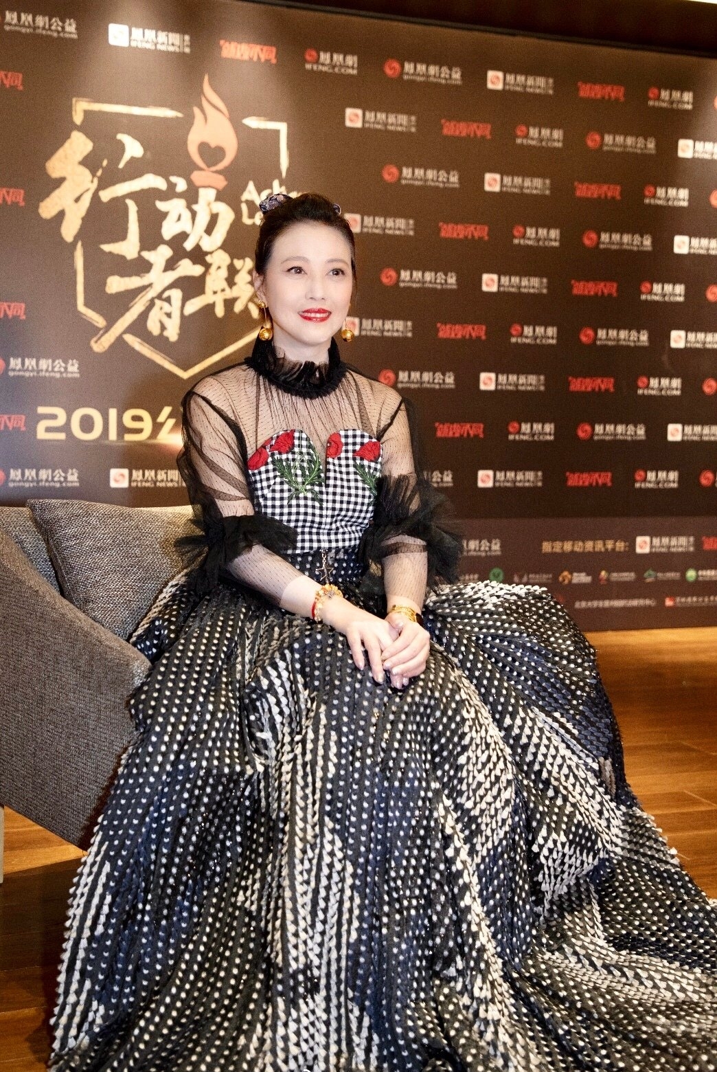 49歲鐘麗緹不服老！攜小12歲老公做公益，一襲裸色弔帶裙火辣十足     比39歲柳岩還敢穿 