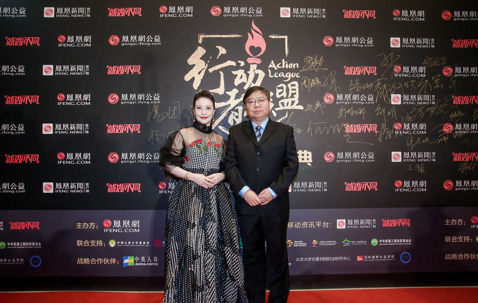 49歲鐘麗緹不服老！攜小12歲老公做公益，一襲裸色弔帶裙火辣十足     比39歲柳岩還敢穿 