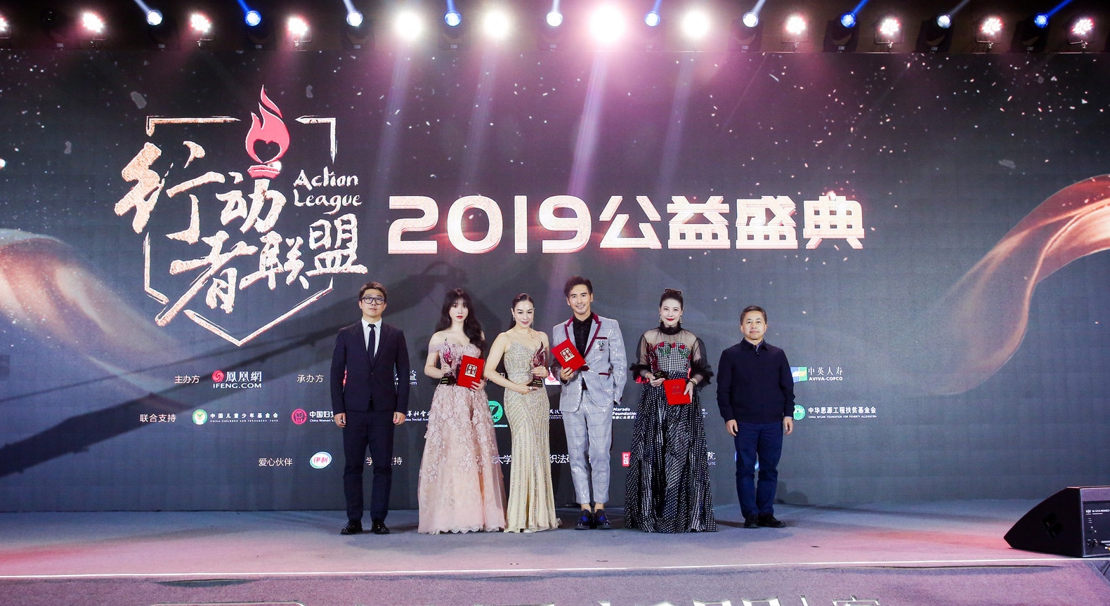 49歲鐘麗緹不服老！攜小12歲老公做公益，一襲裸色弔帶裙火辣十足     比39歲柳岩還敢穿 