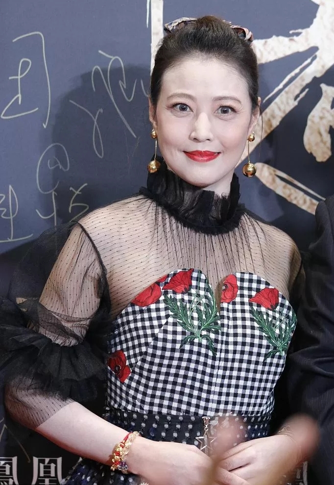 49歲鐘麗緹不服老！攜小12歲老公做公益，一襲裸色弔帶裙火辣十足     比39歲柳岩還敢穿 