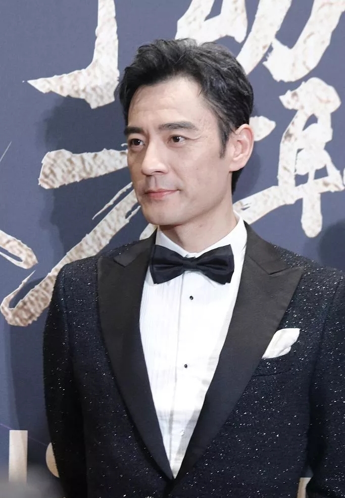 49歲鐘麗緹不服老！攜小12歲老公做公益，一襲裸色弔帶裙火辣十足     比39歲柳岩還敢穿 