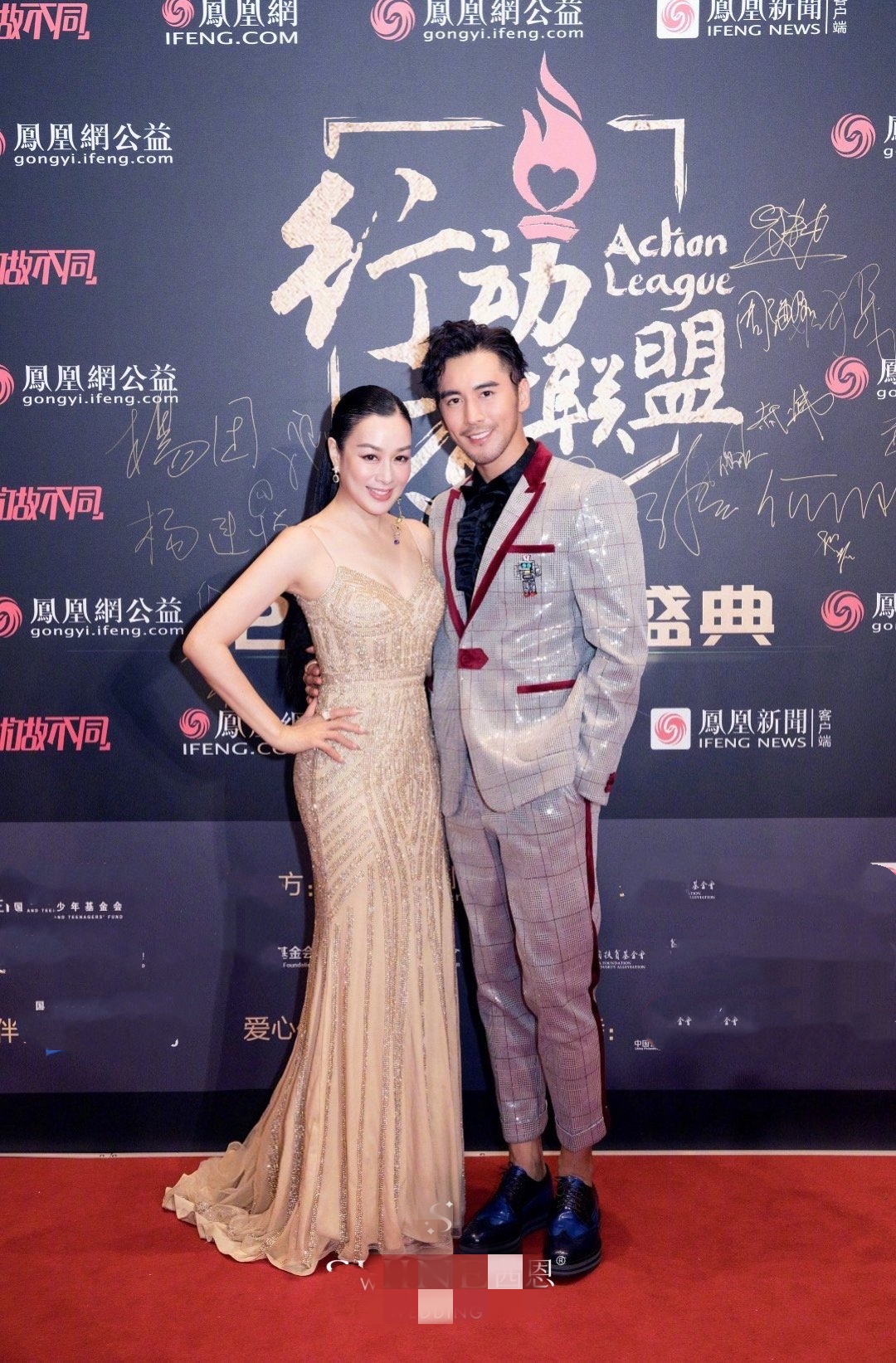 49歲鐘麗緹不服老！攜小12歲老公做公益，一襲裸色弔帶裙火辣十足     比39歲柳岩還敢穿 