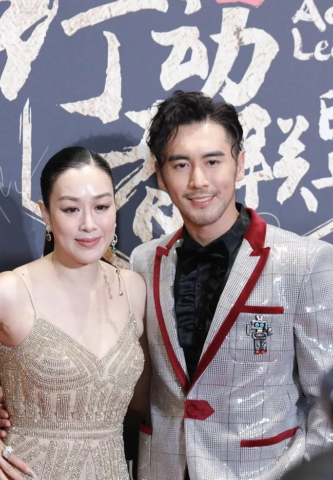 49歲鐘麗緹不服老！攜小12歲老公做公益，一襲裸色弔帶裙火辣十足     比39歲柳岩還敢穿 