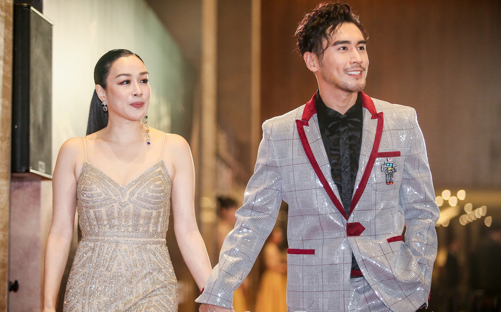 49歲鐘麗緹不服老！攜小12歲老公做公益，一襲裸色弔帶裙火辣十足     比39歲柳岩還敢穿 