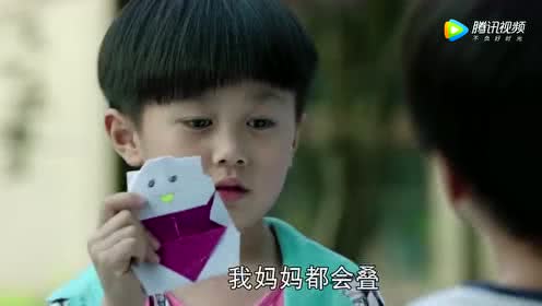不准看電視！3歲女兒「每天準點看窗外」幾小時都不動　爸爸走近「順著眼神望出去」笑翻：太有前途啦