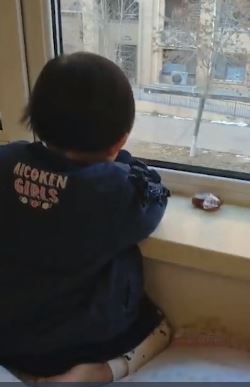不准看電視！3歲女兒「每天準點看窗外」幾小時都不動　爸爸走近「順著眼神望出去」笑翻：太有前途啦