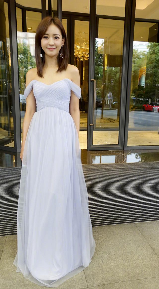 髮型翻車？陳意涵走秀「狗啃劉海+狂野馬尾」瘦到認不出，「近鏡頭」面容憔悴引粉絲心疼