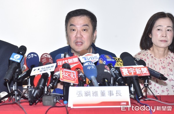 不再躲了！張綱維開記者會「堅持不發資遣費」：預計要復飛　交代完後事「立刻拿到10億元」笑超開心