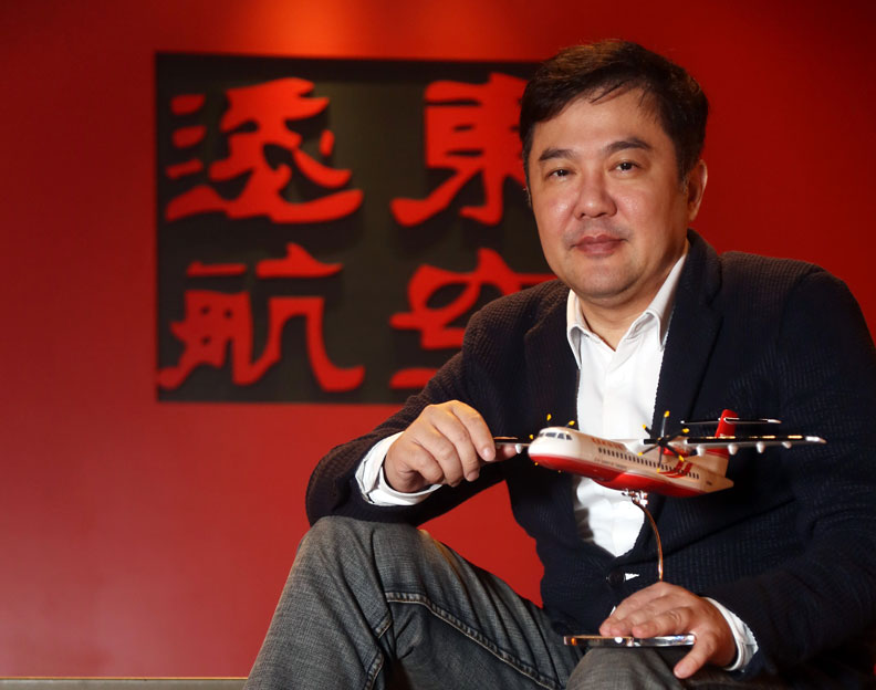 遠航停飛前一天張綱維「搬名畫到韋汝家」疑挪動資產！　親開記者會揭內幕「稱資金已到位」盼下午班機復飛