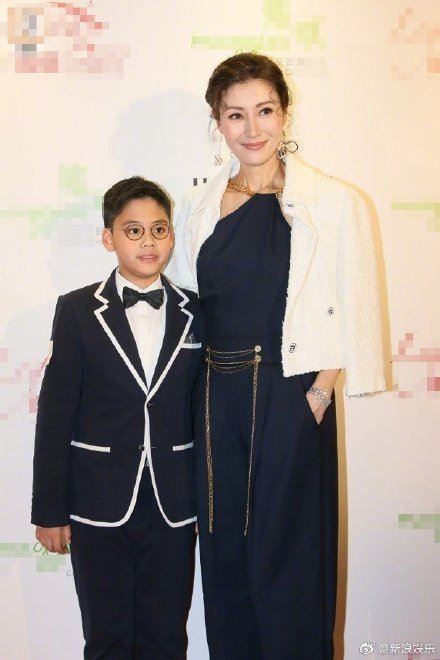 李嘉欣千億獨子曝光！戴眼鏡斯文「與爸爸同個模子刻出」　她盼「兒承父事業」最重視品性