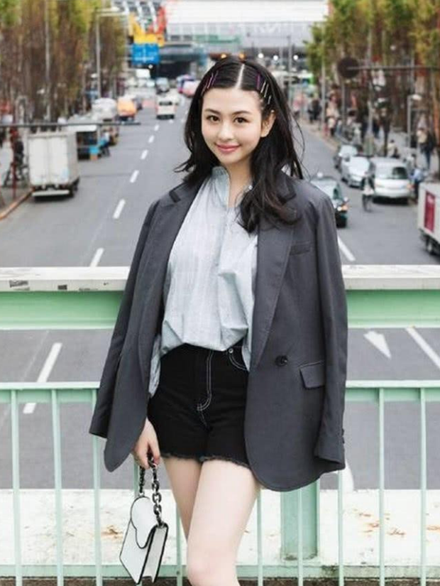 最美星二代實至名歸！邱淑貞20歲女兒「模仿媽媽紅裙捲髮」，腿白貌美，韻味十足：繼承媽媽好基因