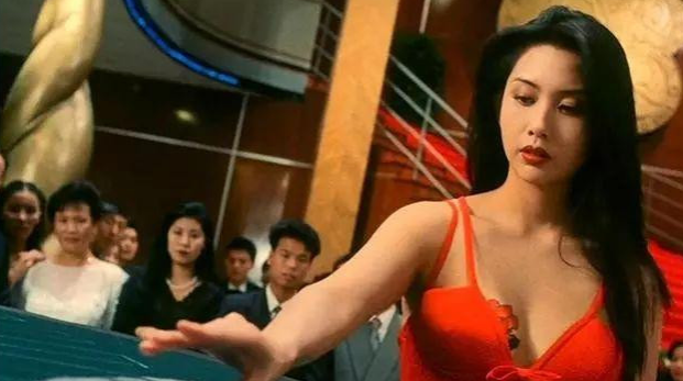 最美星二代實至名歸！邱淑貞20歲女兒「模仿媽媽紅裙捲髮」，腿白貌美，韻味十足：繼承媽媽好基因