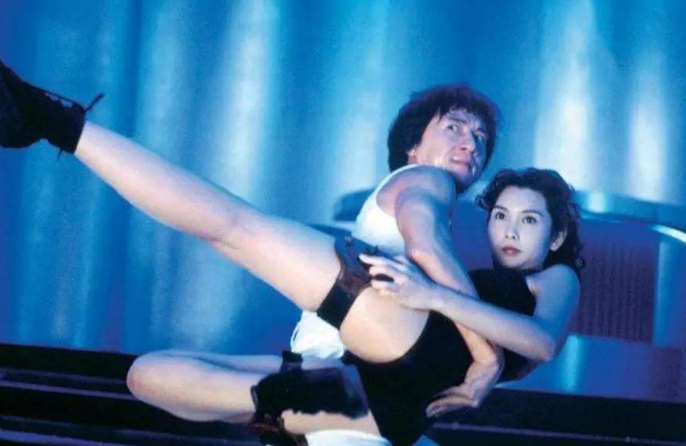 最美星二代實至名歸！邱淑貞20歲女兒「模仿媽媽紅裙捲髮」，腿白貌美，韻味十足：繼承媽媽好基因