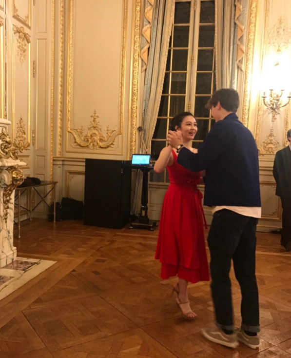 最美星二代實至名歸！邱淑貞20歲女兒「模仿媽媽紅裙捲髮」，腿白貌美，韻味十足：繼承媽媽好基因