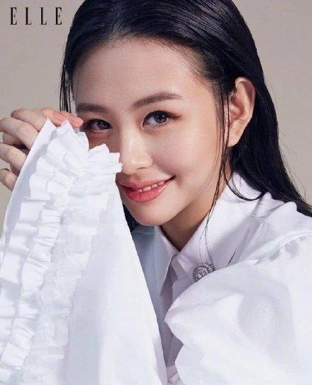 最美星二代實至名歸！邱淑貞20歲女兒「模仿媽媽紅裙捲髮」，腿白貌美，韻味十足：繼承媽媽好基因