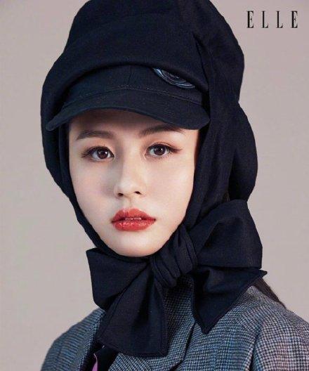 最美星二代實至名歸！邱淑貞20歲女兒「模仿媽媽紅裙捲髮」，腿白貌美，韻味十足：繼承媽媽好基因