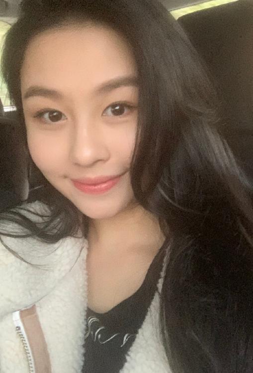 最美星二代實至名歸！邱淑貞20歲女兒「模仿媽媽紅裙捲髮」，腿白貌美，韻味十足：繼承媽媽好基因