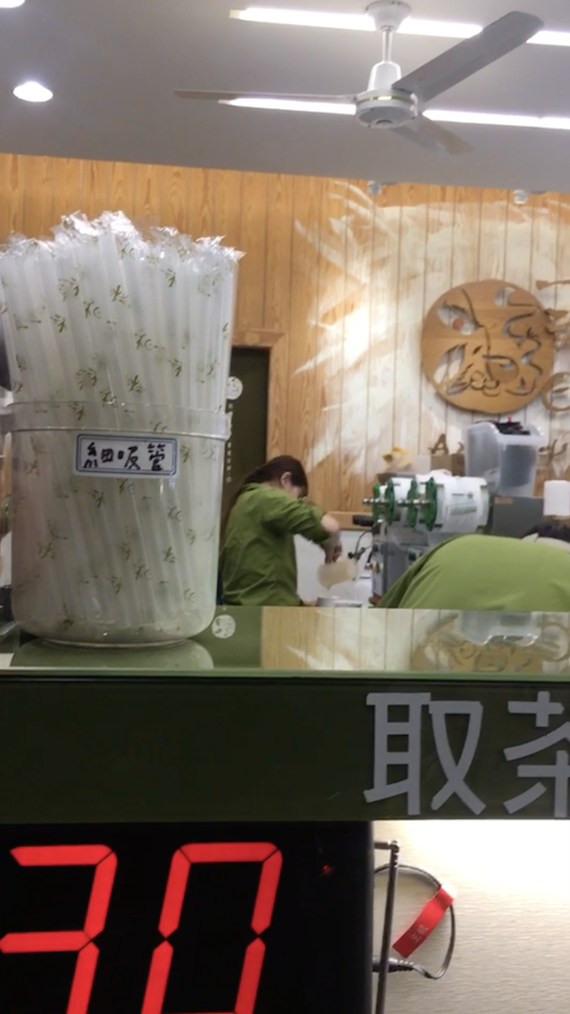 喝過還賣？飲料店員工被拍「喝2口再封膜」：不要說喔　老闆公開監視器：「真的誤會了」