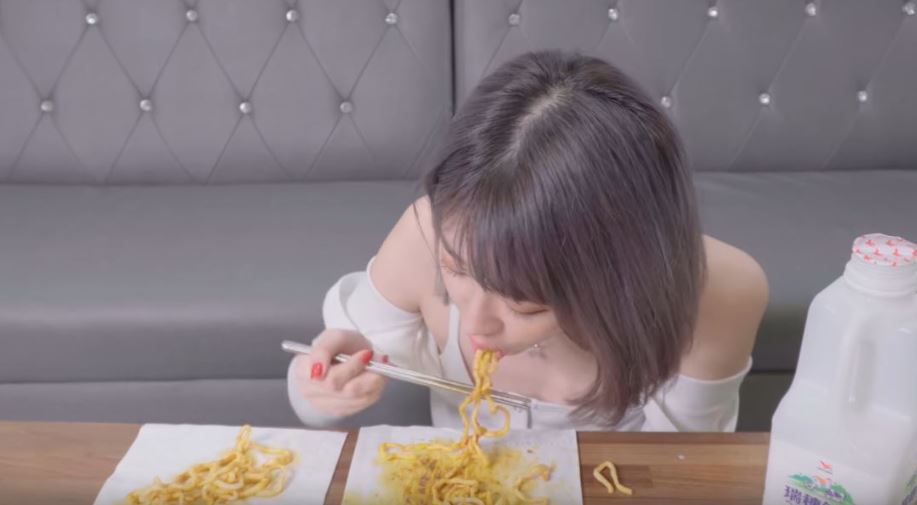 超正網紅挑戰「吃大王麻辣乾麵」慘變香腸嘴！她願賭服輸「霸氣把頭髮剃了」成果電翻女網友：拜託娶我