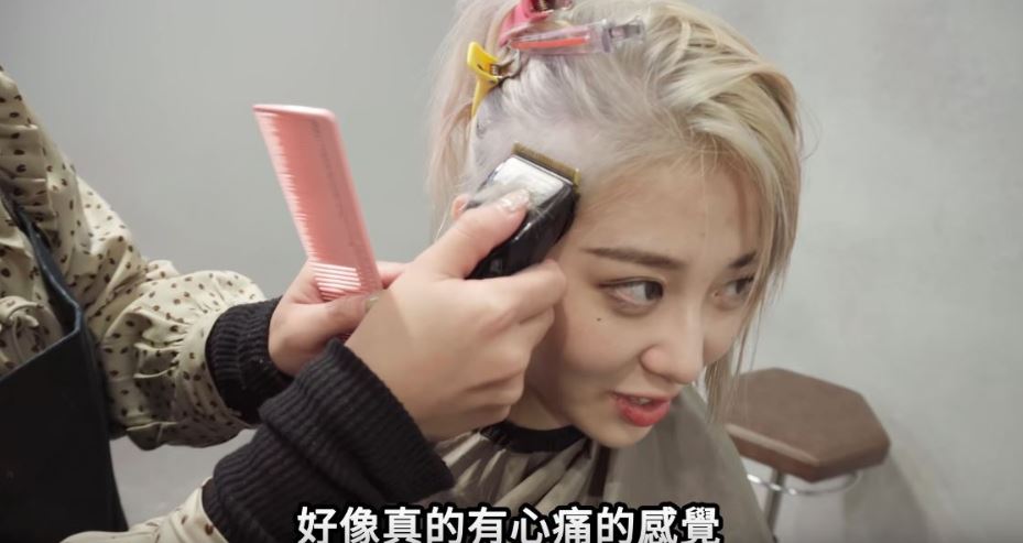 超正網紅挑戰「吃大王麻辣乾麵」慘變香腸嘴！她願賭服輸「霸氣把頭髮剃了」成果電翻女網友：拜託娶我
