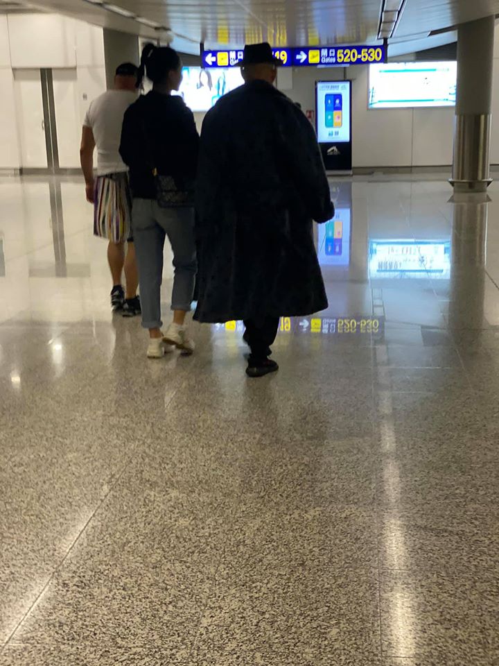 有錢人的時尚好難懂！前方大叔「大剌剌穿浴袍」登機　路人一查「超驚人身價」網跪了：還不快叫乾爹？