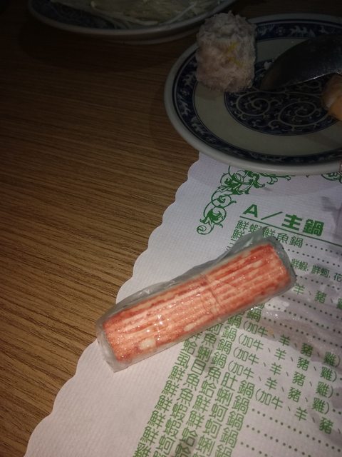 他好奇發問「蟳味棒下鍋前要不要拆膜」網掀論戰！龍頭品牌「出面回答多年疑問」網驚：誤會好久！