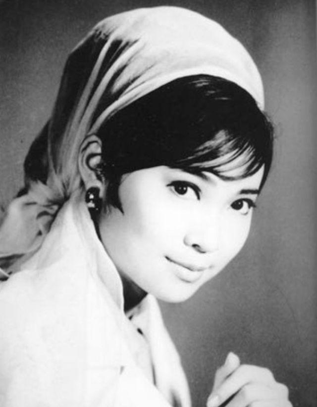 蕭芳芳傳奇一生！6歲出道右耳聽不見「愛過謝賢、秦祥林」　73歲仍優雅「再嫁多年好友」退休投身公益