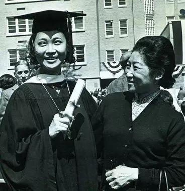 蕭芳芳傳奇一生！6歲出道右耳聽不見「愛過謝賢、秦祥林」　73歲仍優雅「再嫁多年好友」退休投身公益