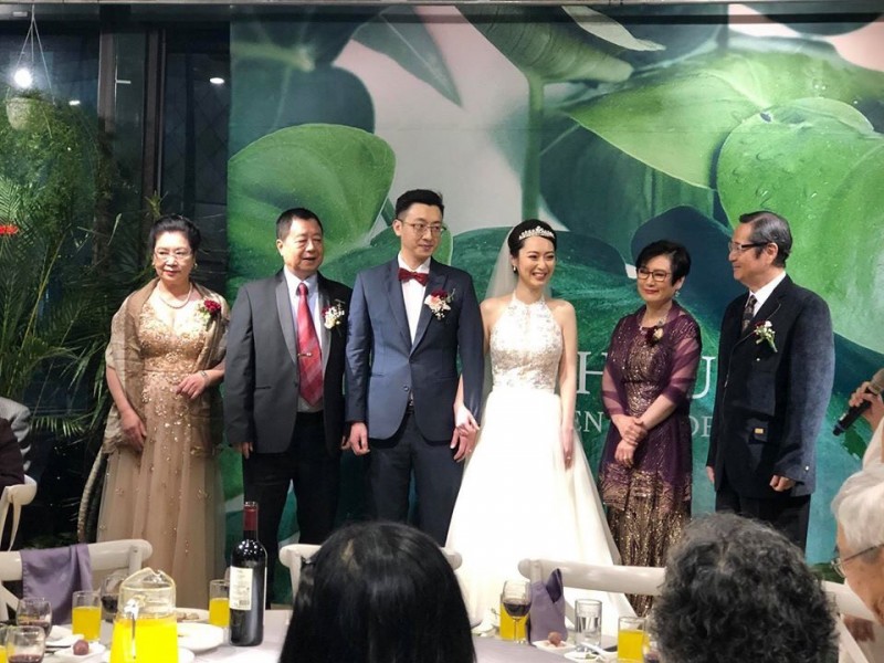 巴戈含淚嫁女兒！身穿優雅白紗意外曝「超吸睛美貌」　4孩成就高免操心「樂過退休生活」自家庭院當農夫