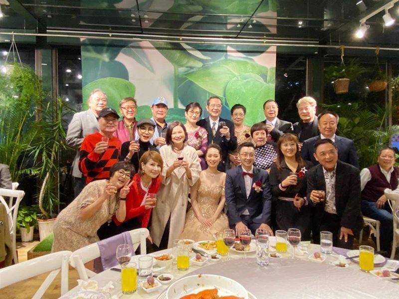 巴戈含淚嫁女兒！身穿優雅白紗意外曝「超吸睛美貌」　4孩成就高免操心「樂過退休生活」自家庭院當農夫