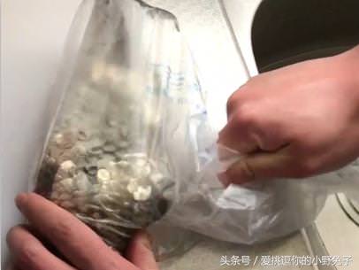 刮魚鱗只需一個塑料袋！刮魚鱗不飛濺不髒手，而且省時省力又潔凈！